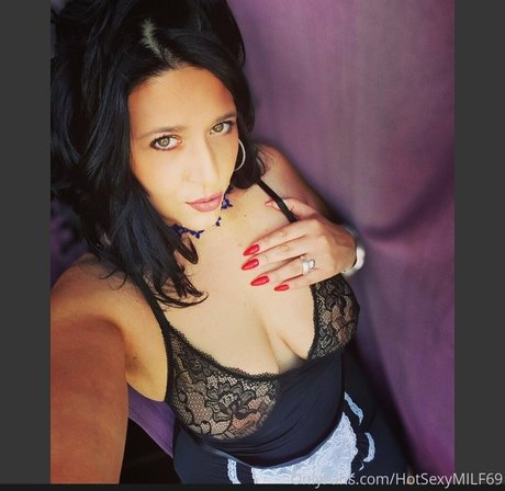 Naakte gelekte OnlyFans-foto van Hotsexymommy69