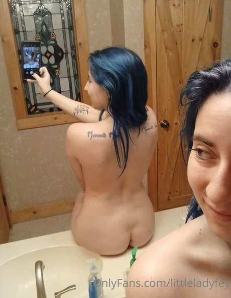 Naakte gelekte OnlyFans-foto van Littleladyfey
