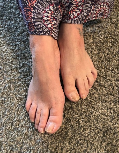 Naakte gelekte OnlyFans-foto van Ajonesfeet
