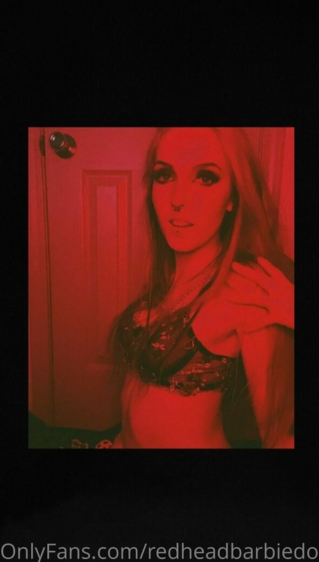 Naakte gelekte OnlyFans-foto van Redheadbarbiedoll