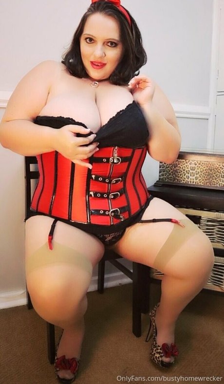 Naakte gelekte OnlyFans-foto van Bustyhomewrecker