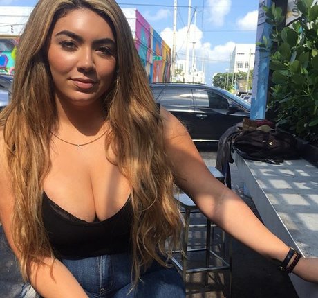 Naakte gelekte OnlyFans-foto van Nicky Nicole