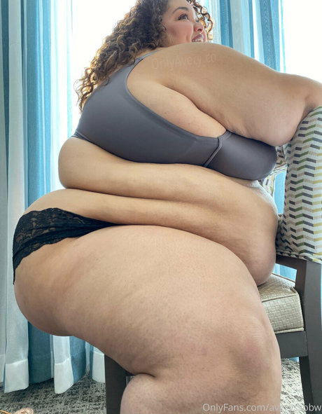 Naakte gelekte OnlyFans-foto van Averyssbbw