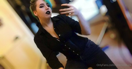 Naakte gelekte OnlyFans-foto van Ravensrefuge