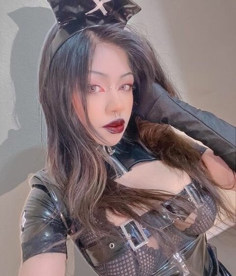 Naakte gelekte OnlyFans-foto van Distortedeyes