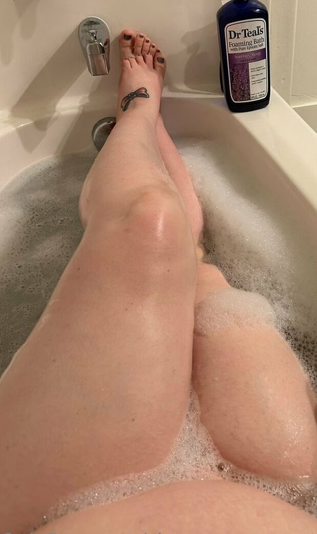 Naakte gelekte OnlyFans-foto van Shymommynextdoor