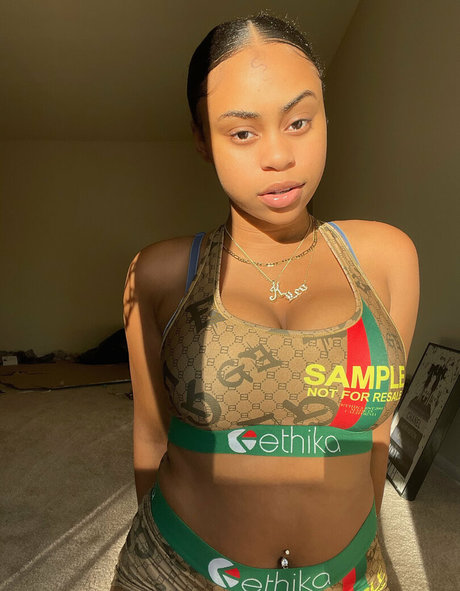 Naakte gelekte OnlyFans-foto van Kaylalebombbb