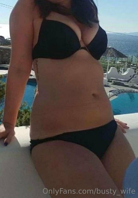 Naakte gelekte OnlyFans-foto van Bustywife