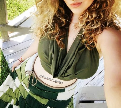 Naakte gelekte OnlyFans-foto van Hotmommy956