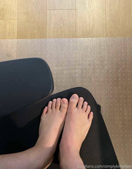 Naakte gelekte OnlyFans-foto van Simplykimsfeet