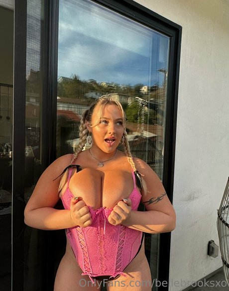 Naakte gelekte OnlyFans-foto van Belle