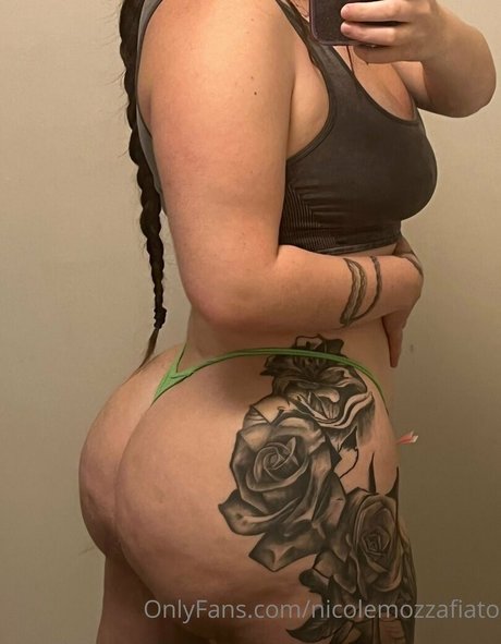 Naakte gelekte OnlyFans-foto van Nicolemozzafiato