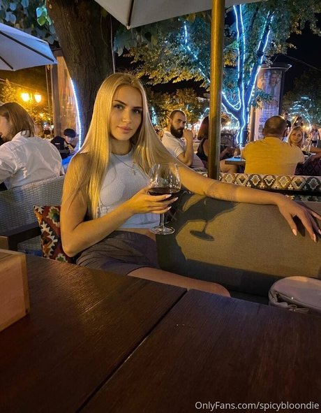 Naakte gelekte OnlyFans-foto van Spicybloondie
