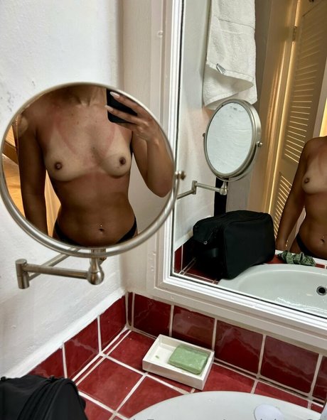 Naakte gelekte OnlyFans-foto van Avadeluca21