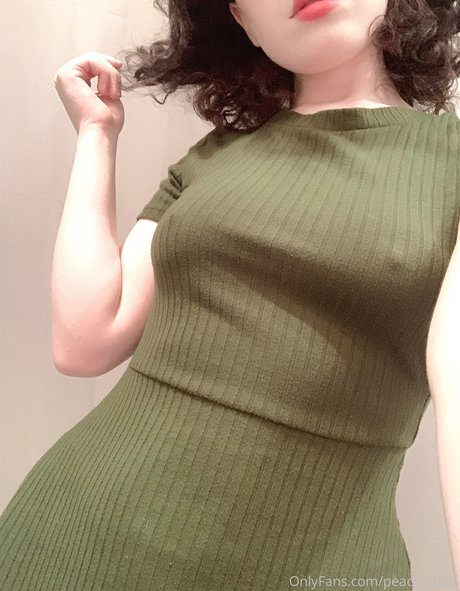 Naakte gelekte OnlyFans-foto van Peachieteas