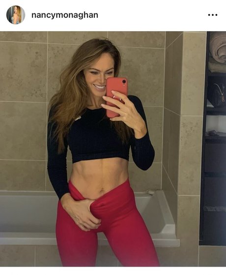Naakte gelekte OnlyFans-foto van Nancy Monaghan
