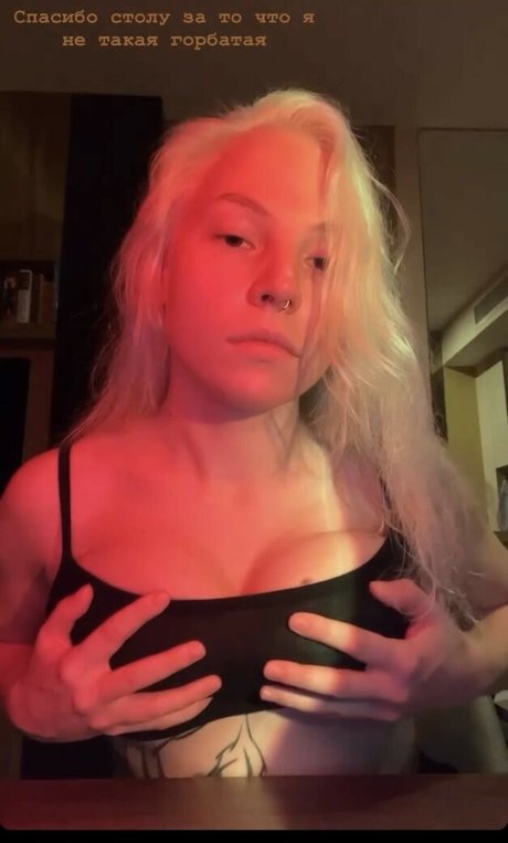 Naakte gelekte OnlyFans-foto van Alisa Kulidzchi