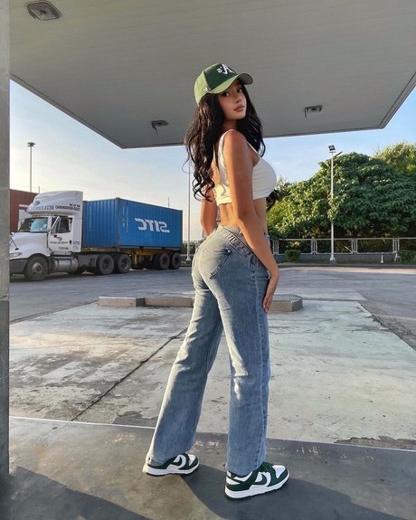 Naakte gelekte OnlyFans-foto van Nika Higashionna