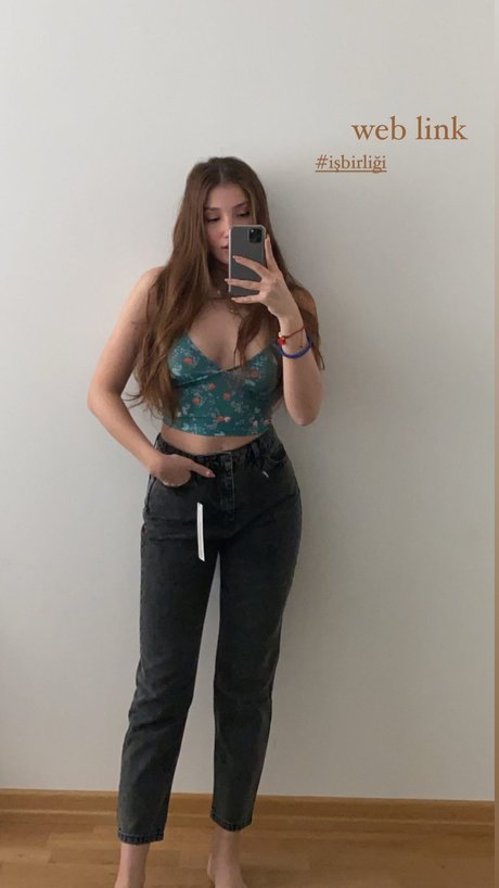 Naakte gelekte OnlyFans-foto van Ilayda Akdogan