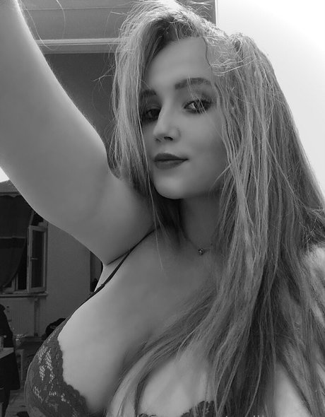 Naakte gelekte OnlyFans-foto van Emiliaaverie