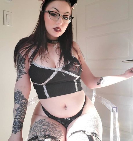 Naakte gelekte OnlyFans-foto van Maya Mochii