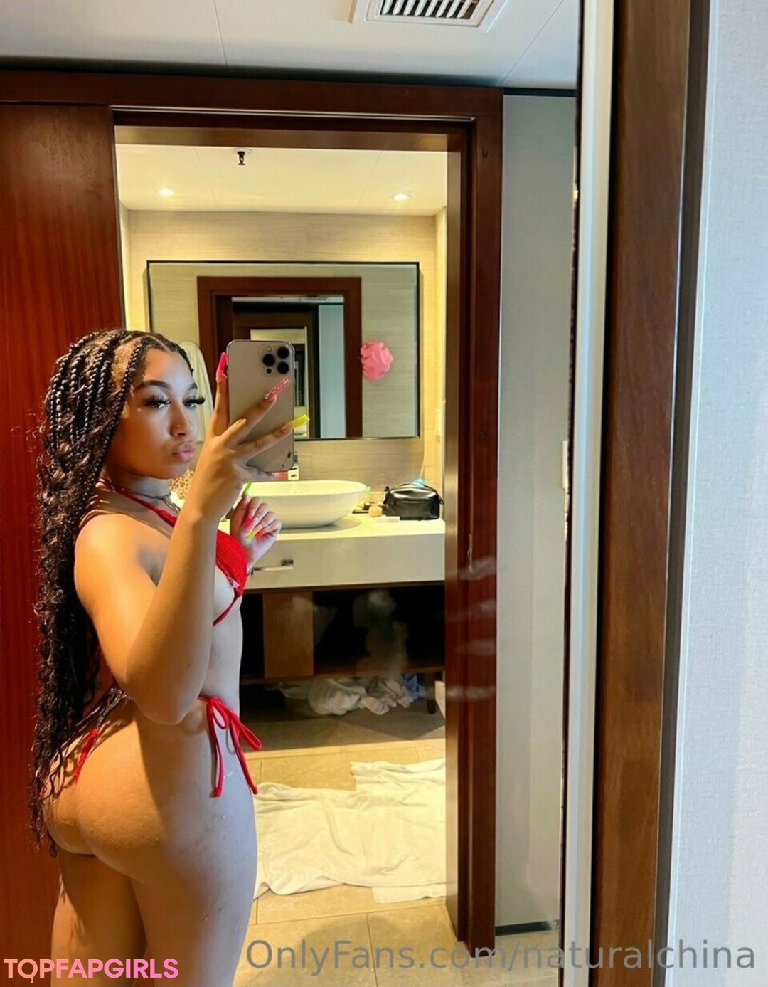 Naakte gelekte OnlyFans-foto van Bubble Booty #1050
