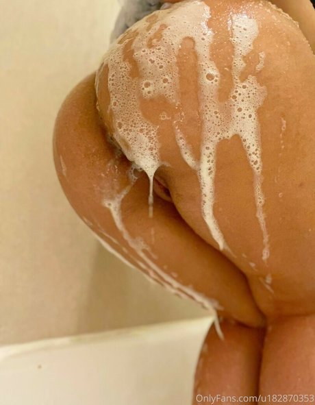 Naakte gelekte OnlyFans-foto van Bubble Booty