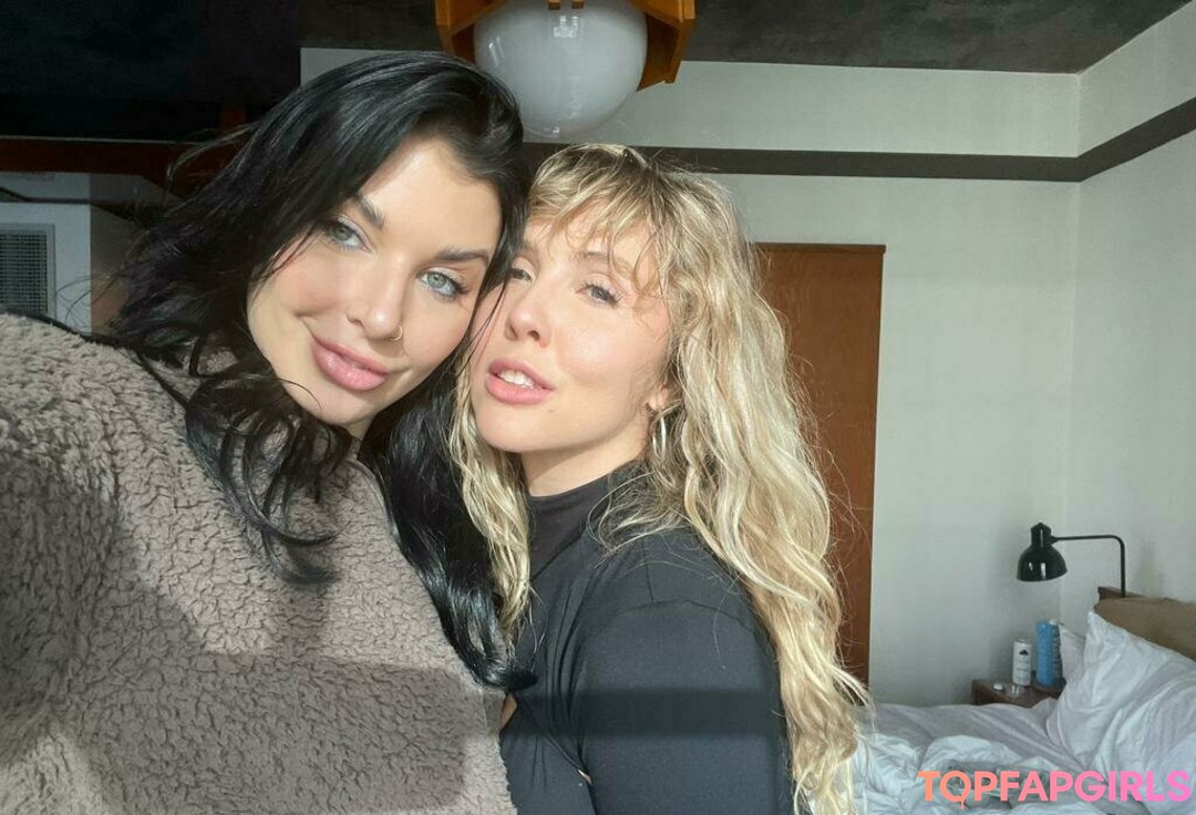 Naakte gelekte OnlyFans-foto van Lena Paul #1362
