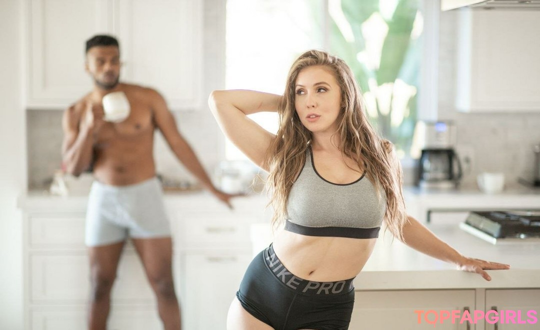 Naakte gelekte OnlyFans-foto van Lena Paul #1833