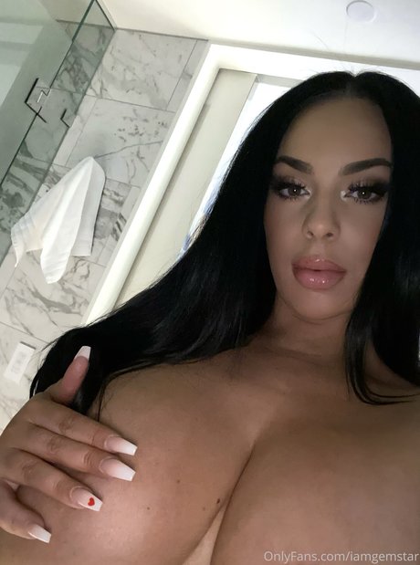 Naakte gelekte OnlyFans-foto van Gemstar
