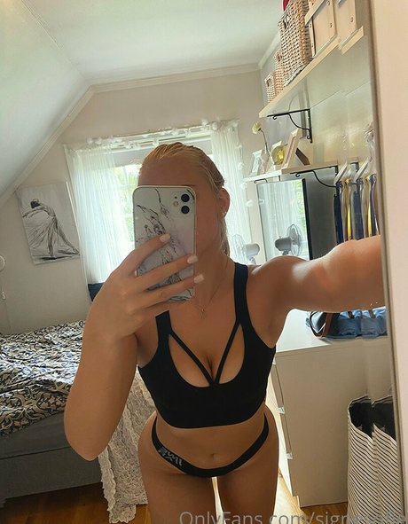 Naakte gelekte OnlyFans-foto van Signesofie
