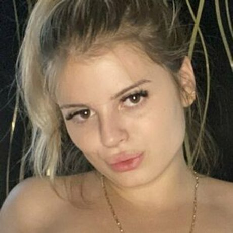 Naakte gelekte OnlyFans-foto van Valentina Sime