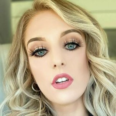 Naakte gelekte OnlyFans-foto van Cori Klein