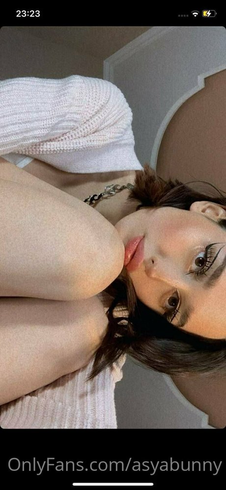Naakte gelekte OnlyFans-foto van Asyabunny