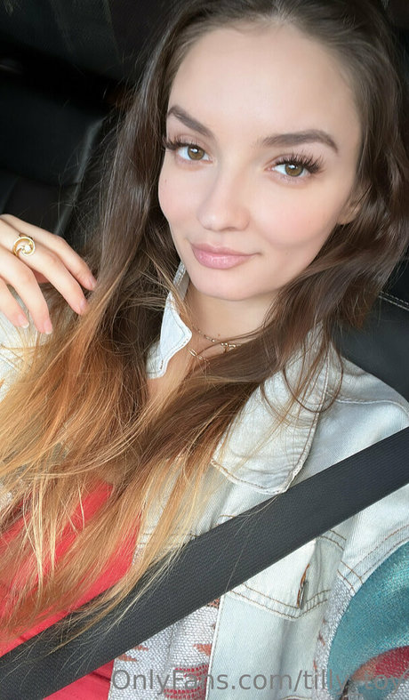 Naakte gelekte OnlyFans-foto van Tilly Toy