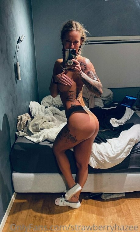 Naakte gelekte OnlyFans-foto van Strawberry