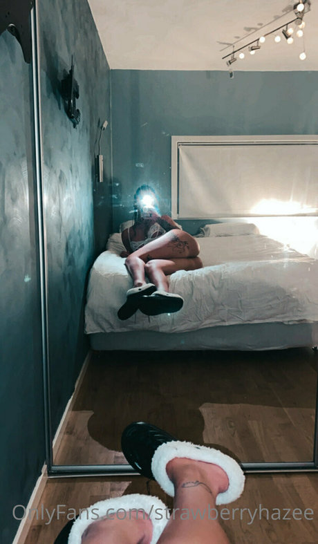 Naakte gelekte OnlyFans-foto van Strawberry