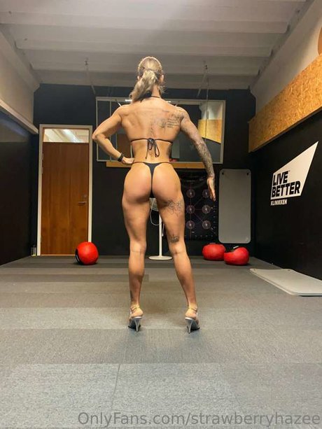 Naakte gelekte OnlyFans-foto van Strawberry