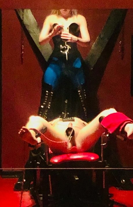 Naakte gelekte OnlyFans-foto van Cath28