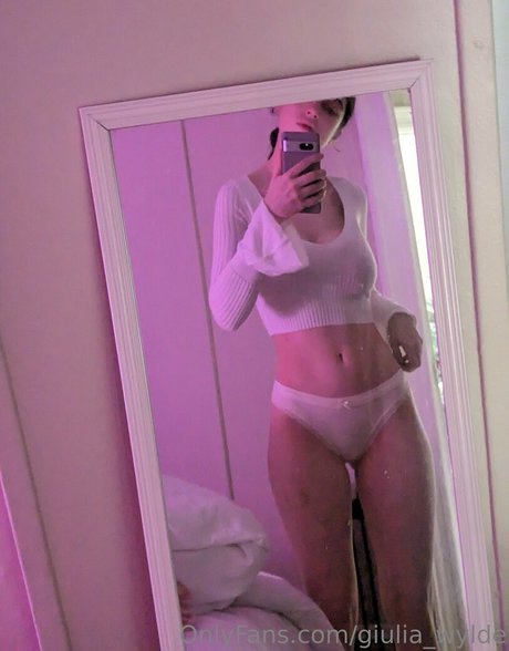 Naakte gelekte OnlyFans-foto van Giulia Wylde