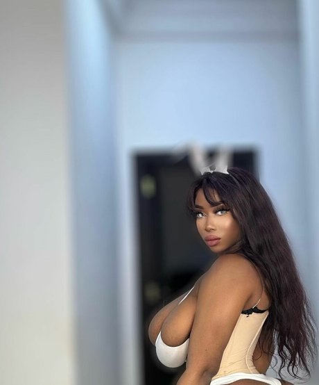 Naakte gelekte OnlyFans-foto van Tokyotea