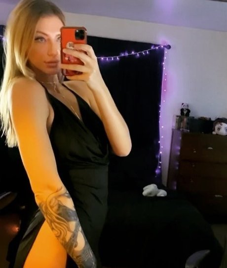 Naakte gelekte OnlyFans-foto van Va1kyriie