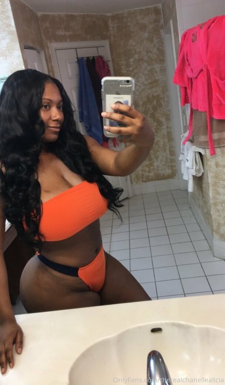 Naakte gelekte OnlyFans-foto van Therealchanellealicia