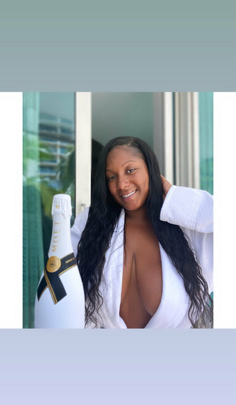 Naakte gelekte OnlyFans-foto van Therealchanellealicia