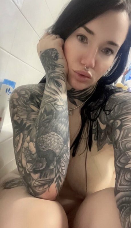 Naakte gelekte OnlyFans-foto van Inkedcouple Hampshire