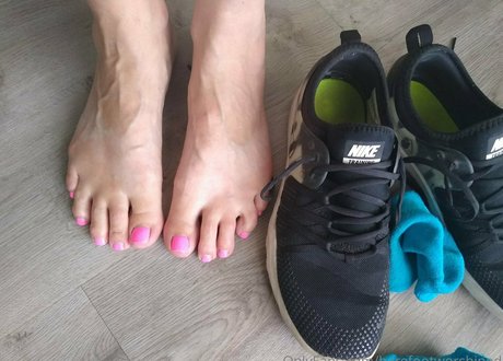 Naakte gelekte OnlyFans-foto van Barefootworshiped