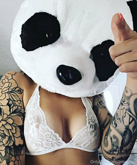 Naakte gelekte OnlyFans-foto van Inkedariesgirl