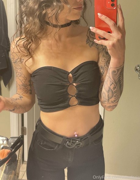 Naakte gelekte OnlyFans-foto van Inkedariesgirl