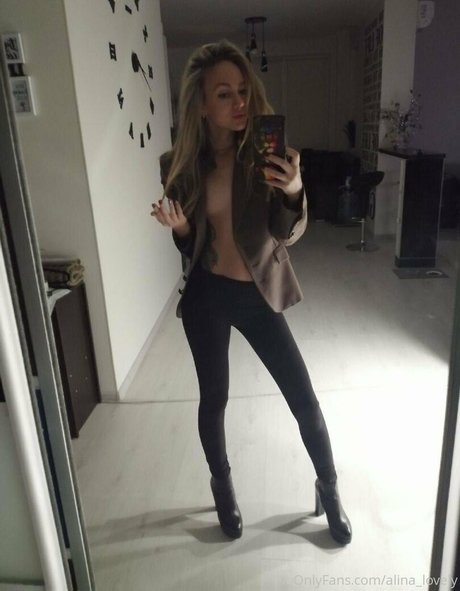 Naakte gelekte OnlyFans-foto van Alinalovely