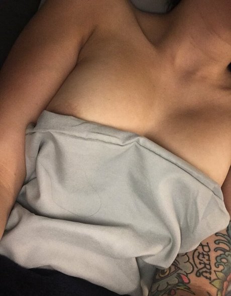 Naakte gelekte OnlyFans-foto van Cherrytatts